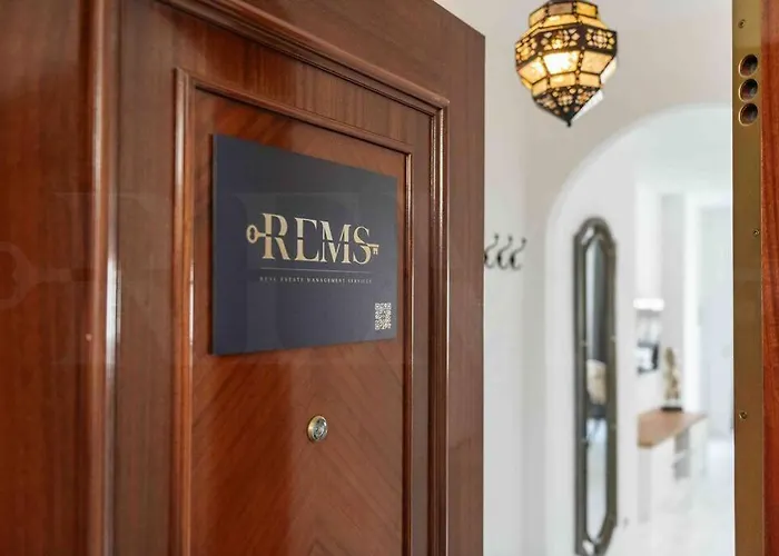 Spacious & Authentic Apartment By Rems